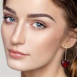 Brinco Feminino Cereja "Cherry" Par em Formato de Cereja Banhado a Ouro 14K – Design Delicado, Elegante e Estilo Moderno - Imagem 5