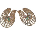 Brinco Feminino em V com Cristais e Mini Zircônias, Banho de Ouro 18k, Design Moderno - Imagem 3