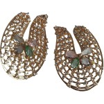 Brinco Feminino em V com Cristais e Mini Zircônias, Banho de Ouro 18k, Design Moderno - Imagem 4