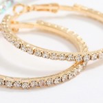 1 par de brincos de argola torcidos leves de latão com strass - Imagem 4