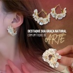 Brinco Feminino Argola "Floral Elegante" em Aço Inoxidável 2.2 cm x 3.6 cm – Acompanha Bolsa de Veludo - Imagem 2