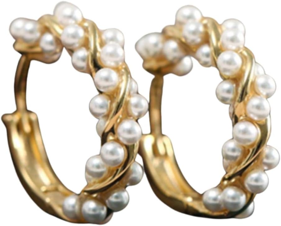 Brinco-Feminino-Perolas-Elegantes-2cm-–-Design-Classico-e-Sofisticado.jpg Brinco Feminino "Pérolas Elegantes" 2cm – Design Clássico e Sofisticado – Semijoia Minimalista em Cobre – Acessório Versátil para o Dia a Dia ou Eventos e Estilo Atemporal – Acompanha Bolsa de Veludo