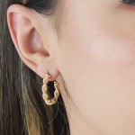 Brinco de Argola Torcida Semi Joia Banhada a Ouro 18k Design Moderno e Elegante Leve e Versátil Ideal para Uso Diário e Ocasiões Especiais Acabamento com Brilho Duradouro - Imagem 2