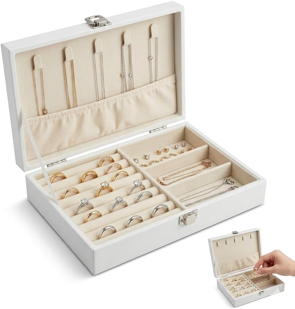 Caixa-Porta-Joias-Maleta-Organizadora-com-Tranca-Estojo-em-Couro.jpg Caixa Porta Joias Maleta Organizadora com Tranca Estojo em Couro PU para Colar Anel Brinco e Pulseira Interior Aveludado Divisórias Ajustáveis Design Compacto com Alta Durabilidade (Branca)