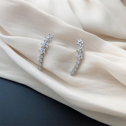 Conjunto de 3 brincos de declaração, barra de diamante de laço e design de aglomerado de estrelas com detalhes de cristal para uso diário ou noturno