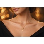 Colar Feminino com Letra Inicial – Pingente Personalizado Elegante – Corrente Semi Joia Banhada a Ouro 18K – Presente Sofisticado para Mulher - Stella Vilela Semi Joias - Imagem 2