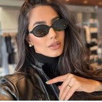 Óculos De Sol Feminino Preto Oval Retrô com Porta Óculos e Lenço - Imagem 3